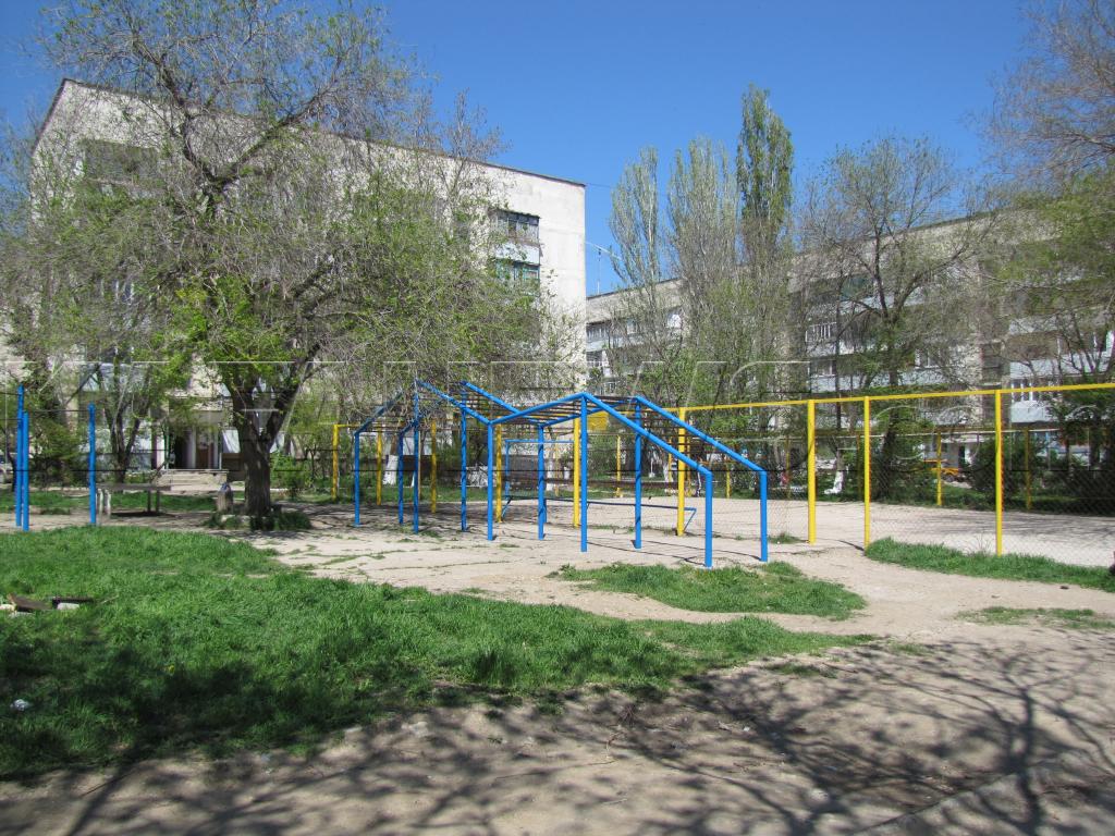 Детская площадка во дворе многоэтажного дома