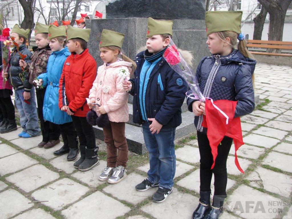 Фото - Феодосийские школьники почтили память партизана Вити Коробкова (видео)