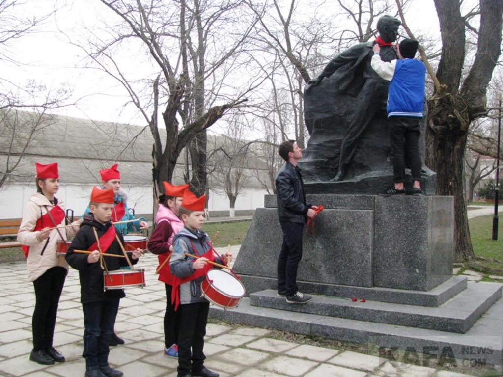 Фото - Феодосийские школьники почтили память партизана Вити Коробкова (видео)