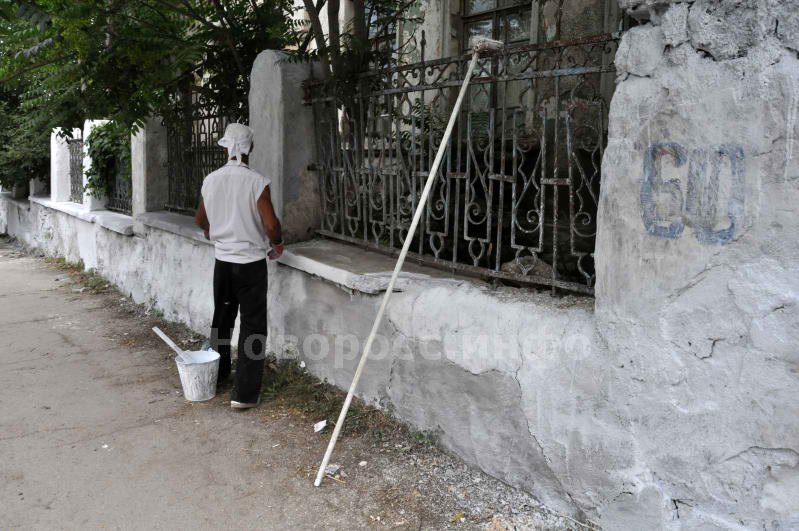 В Симферополе, в рамках. сотрудники ЖЭО начали белить стены домов - поверх трещин и обвалившейся штукатурки