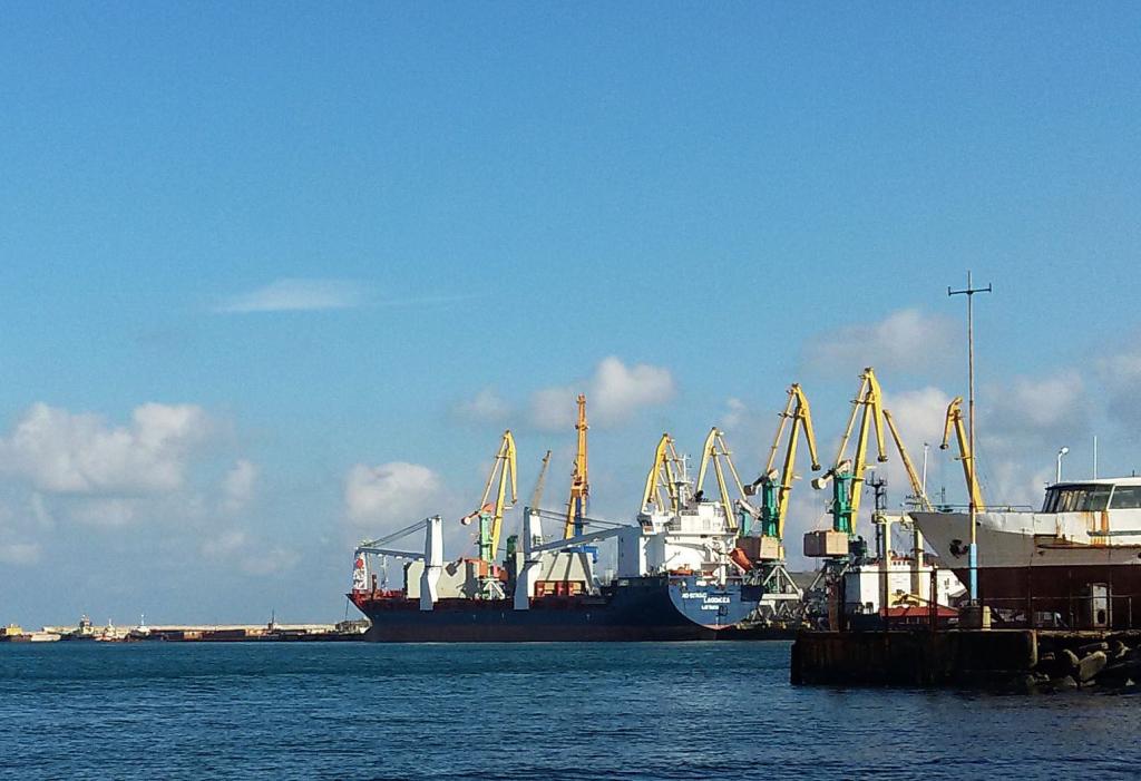 Фото новости - Из Феодосийского порта в Сирию отправилось судно с крымским зерном