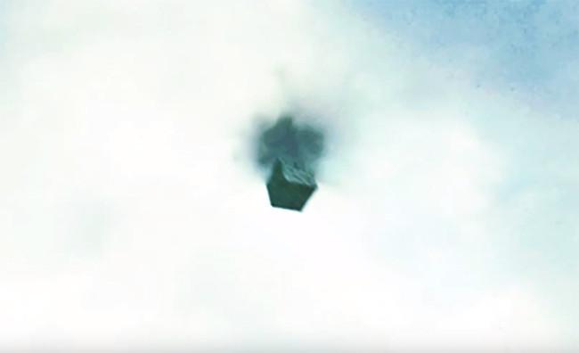 Над Москвой заметили неопознанный летающий объект кубической формы
