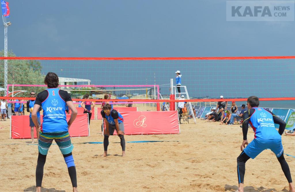 Фото - Пляжную волейбольную площадку на Черноморской набережной в Феодосии снесут