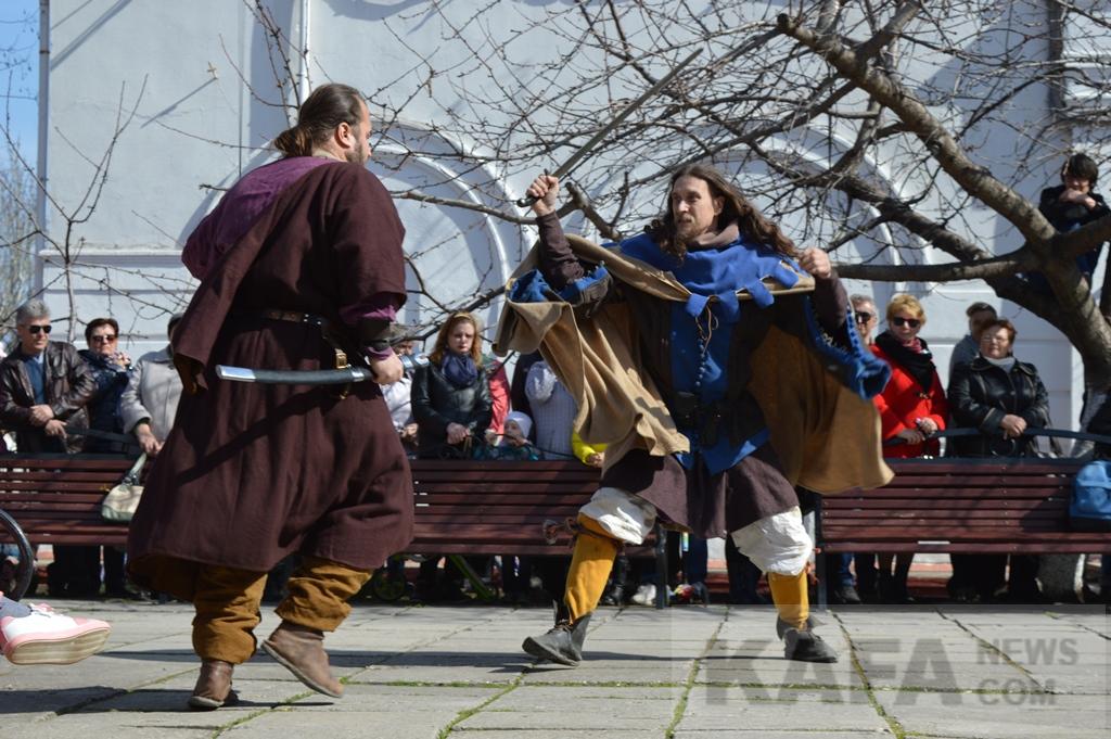 Фото - Сегодня в честь дам в Феодосии  сразились средневековые рыцари (видео)