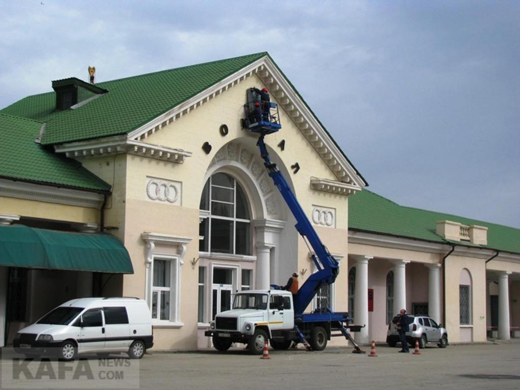 Фото новости - В Феодосии на здании железнодорожного вокзала сегодня установили новые часы (фоторепортаж)