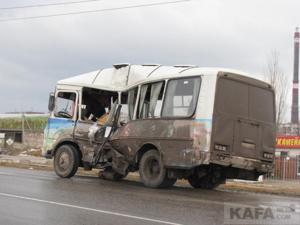 В Крыму фургон врезался в рейсовый автобус, пострадали четверо