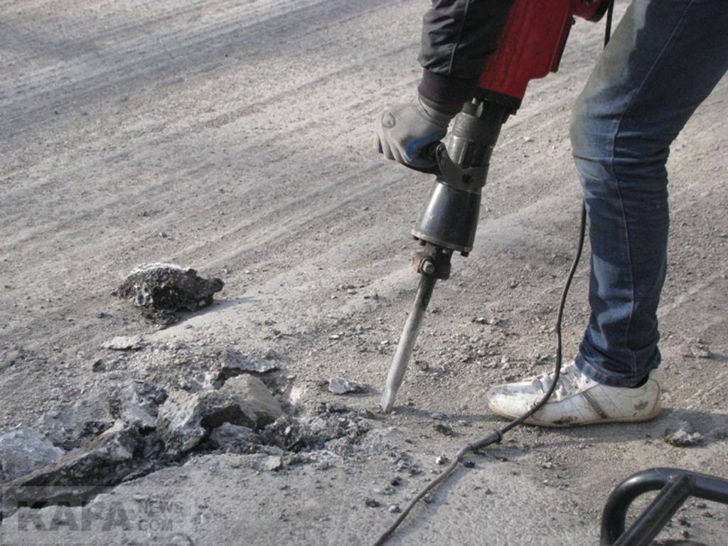 Фото - В Феодосии снова ремонтируют дорожное покрытие улиц Победы и Советская