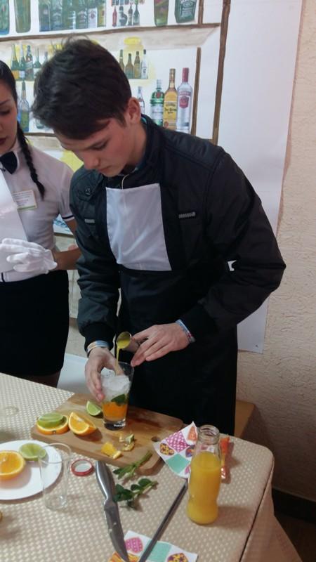 Фото - В феодосийском техникуме провели мастер-класс по приготовлению коктейлей