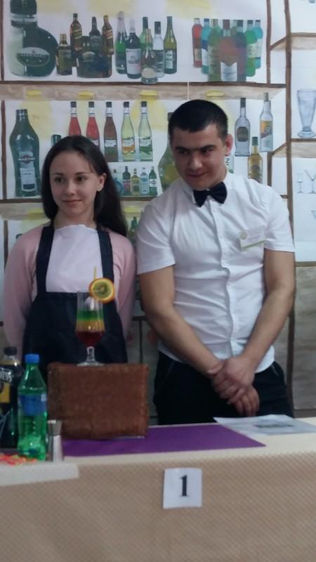 Фото - В феодосийском техникуме провели мастер-класс по приготовлению коктейлей