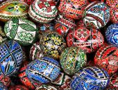 Церковь просит не уродовать писанки наклейками со святыми иконами