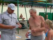 В Крыму пьяных отдыхающих агитируют не купаться