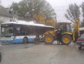 В Симферополе экскаватор протаранил троллейбус