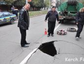 В Крыму под автомобилем провалилась дорога 