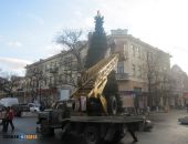 В Симферополе начали ставить елку возле театра