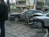 В центре Симферополя две иномарки вылетели на тротуар