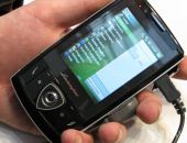 Чиновники боятся ходить на работу с дорогими телефонами