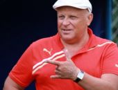 Самого одиозного футбольного тренера в Украине уволили без разъяснения причин