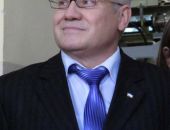 В Крыму крупный чиновник любит возиться под балконом девятиэтажки с лопатой