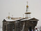 На деревянной церкви в Симферополе установили купола с крестами