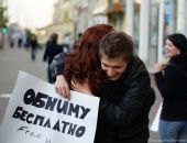 В Симферополе девушки бесплатно обнимали желающих