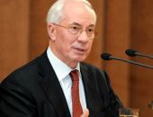 Азаров принял на работу написавших ему в Facebook