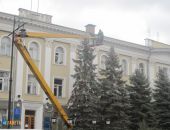 В Симферополе разбирают еще одну елку