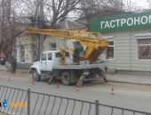 В Симферополе накануне шторма взялись обрезать ветки