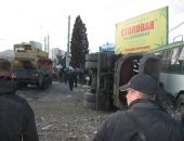В Крыму при столкновении самосвала и троллейбуса водителей зажало в кабинах