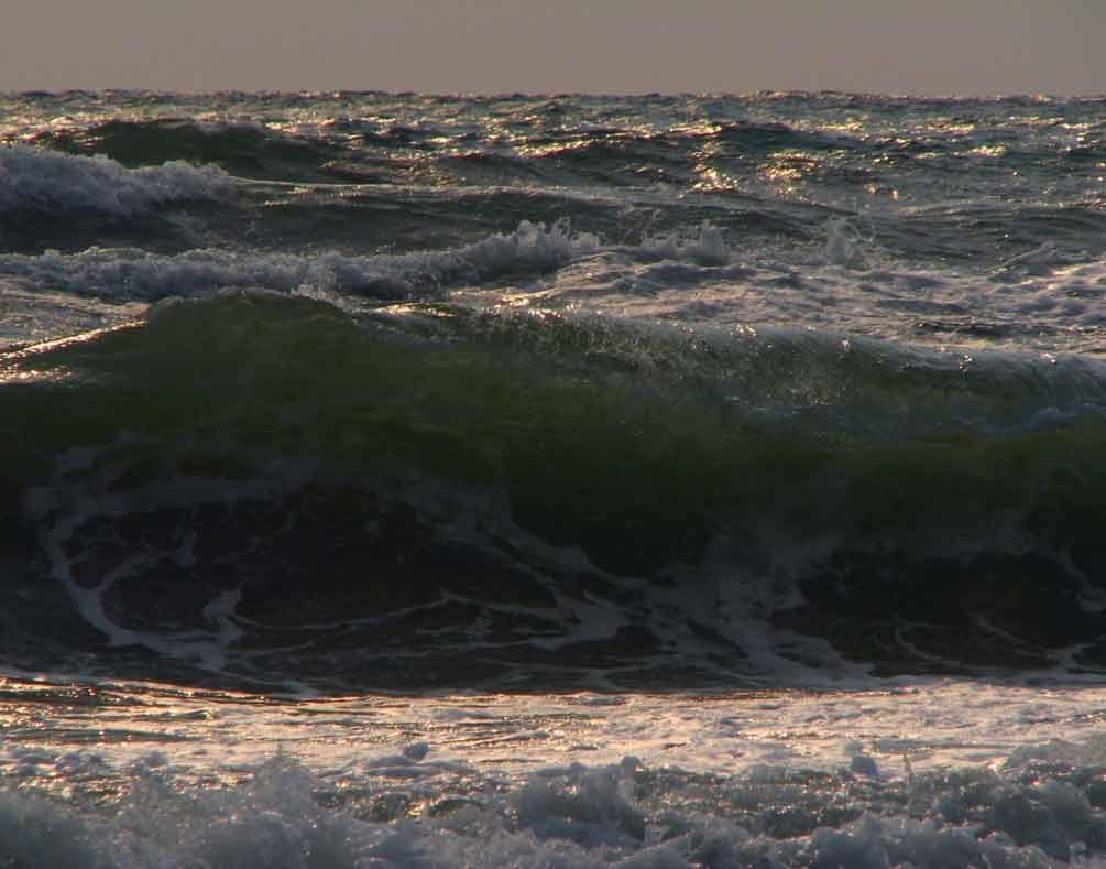 Волны в черном море. Черное море волны. Большие волны на черном море. Огромные волны черного моря. Самые большие волны на черном море.