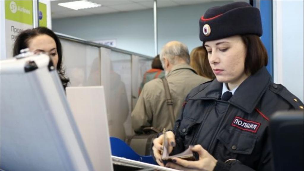 Можно полиции выезжать за границу. Полиция в аэропорту Шереметьево. Женщина полицейский в аэропорту. Полиция в аэропорту. Досмотр женщин.