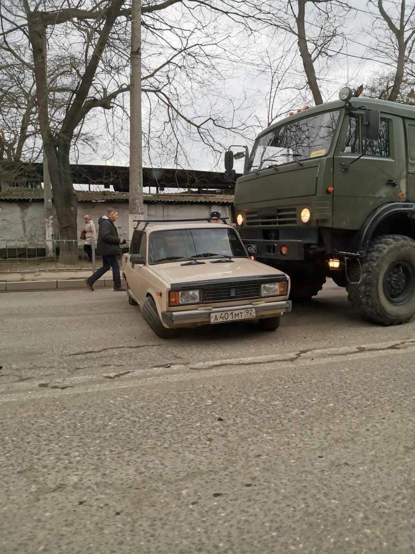 ДТП в Крыму: в Севастополе столкнулись ВАЗ и военный КамАЗ (фото) - газета  «Кафа» новости Феодосии и Крыма