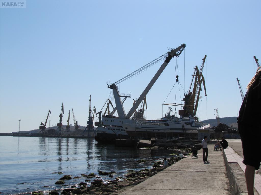 Вакансии феодосия. Феодосия военный порт. Феодосийский морской торговый порт проект. Феодосийский торговый порт рейд. Феодосия морской причал.