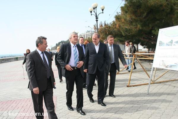 Крым проверить. Крымская юридическая группа Алушта. Группа Алушта. Крым вода Алушты начальник Панина. Директор Алуштин кого винзавода.