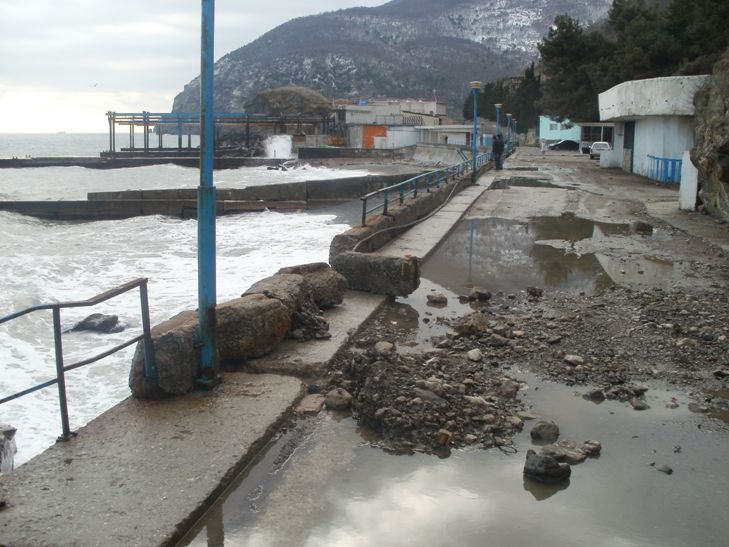 Партенит после шторма. Партенит шторм 2012. Алушта набережная шторм. Алушта набережная разрушенная штормом. Ялтинская набережная после шторма.