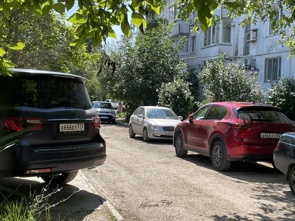 Крымским автомобилистам выдали российские госномера