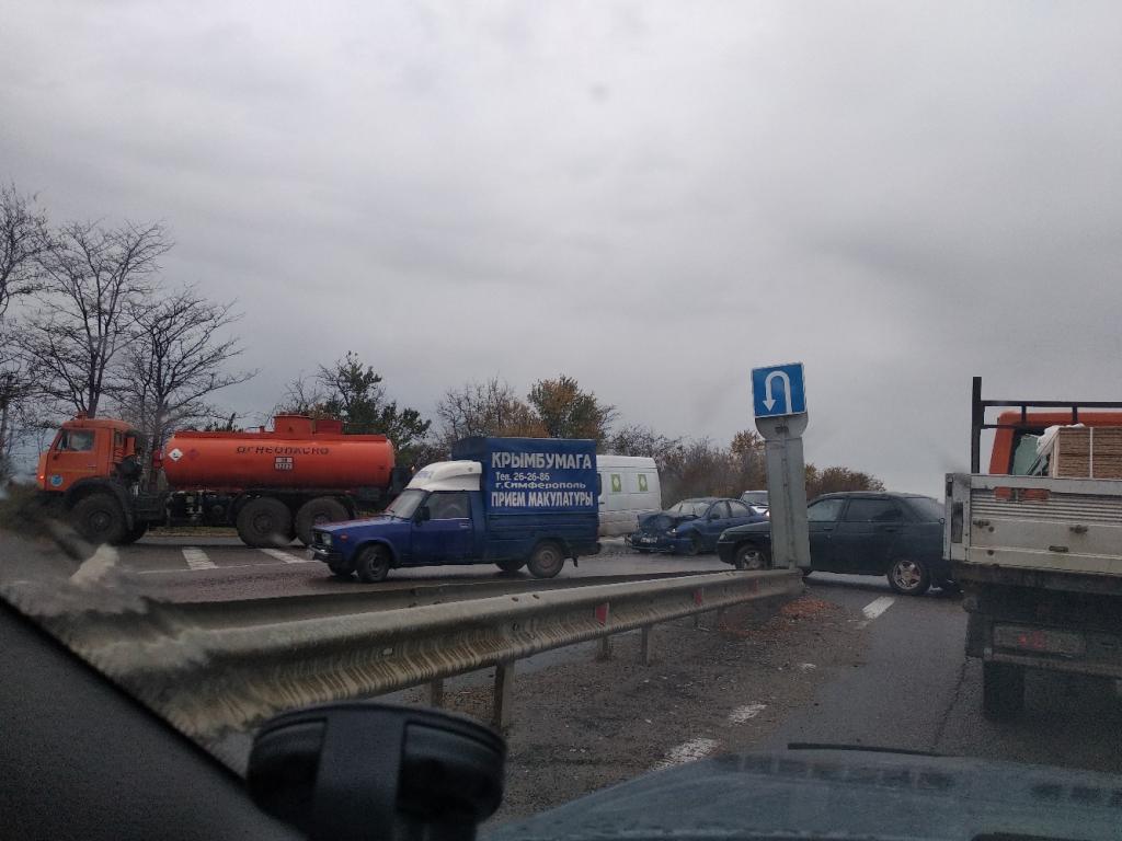 Сегодня в Крыму на трассе Симферополь – Джанкой столкнулись легковое авто и  бензовоз (фото) - газета «Кафа» новости Феодосии и Крыма