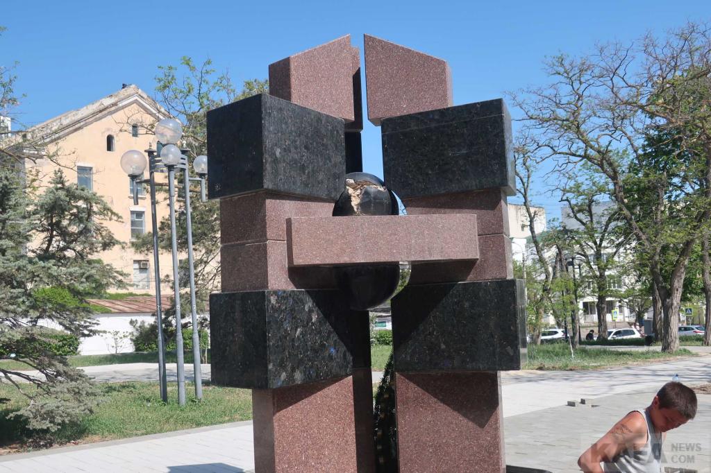  Сквер у памятника чернобыльцам: трещина в «атомном ядре»