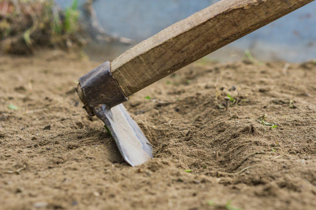 Farm tools. Тяпка для грядок. Тяпки для прополки огорода. С мотыгой на участке. Мотыга для грядок.