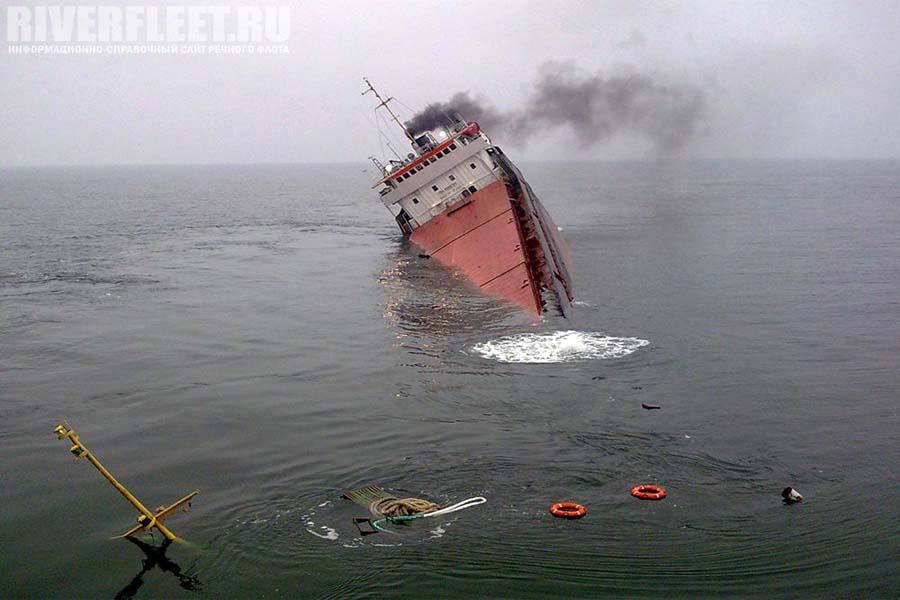 Волна от парохода плывущего. Катастрофа на черном море Волго Балт. Затонувший корабль Волго Балт. Приморско Ахтарск затонувший корабль.