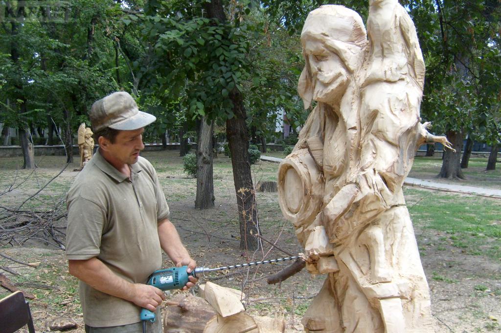 Купить деревянные симферополь. Деревянные скульптуры в Симферополе. Скульптура рыбака. Скульптура рыбака из дерева.