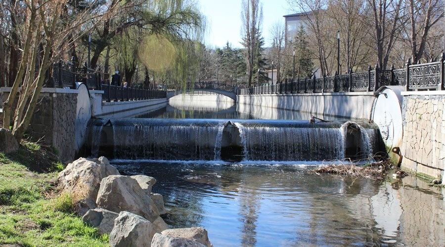 Крым вода симферополь. Плотина водопад река Салгир. Река Салгир очень много воды. В Симферополе вода от речки Салгира. Салгир Пушкин.