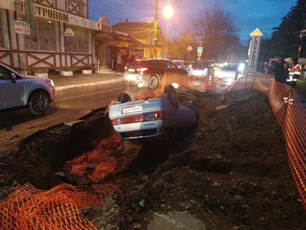 В столице Крыма легковое авто опрокинулось в вырытую на дороге яму (фото) -  газета «Кафа» новости Феодосии и Крыма