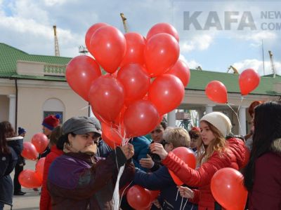 В Феодосии прошел флешмоб  "Крым-Россия навсегда" (видео)
