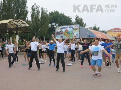 В Феодосии сегодня День физкультурника начали с массовой зарядки и легкоатлетической пробежки