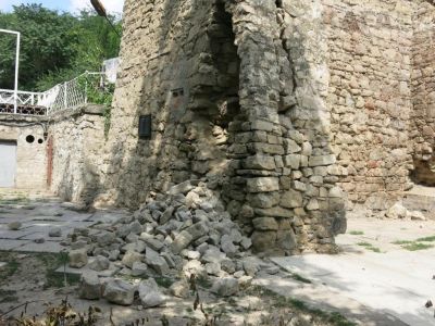 В Феодосии обрушилась часть стены Башни Константина