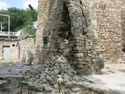 В Феодосии обрушилась часть стены Башни Константина