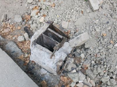 В траншее на платановой аллее в Феодосии нашли старинный сейф