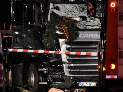Трагедия на рождественской ярмарке в Берлине: грузовик въехал в толпу, 12 погибших