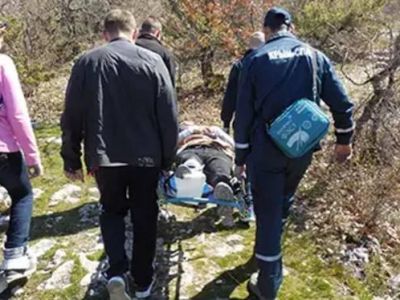 В горах Крыма спасатели МЧС оказали помощь сломавшей ногу туристке