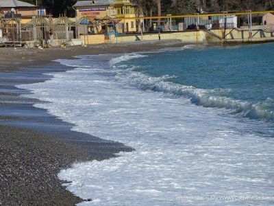 Пляжи Алушты затопило фекальными массами
